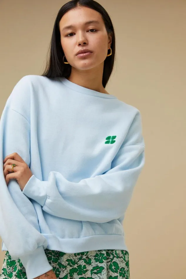 ByBar Sweaters Vrouwelijk Bibi Short Logo Sweater Illu Grey ByBar Sweaters Vrouwelijk Bibi Short Logo Sweater Illu Grey