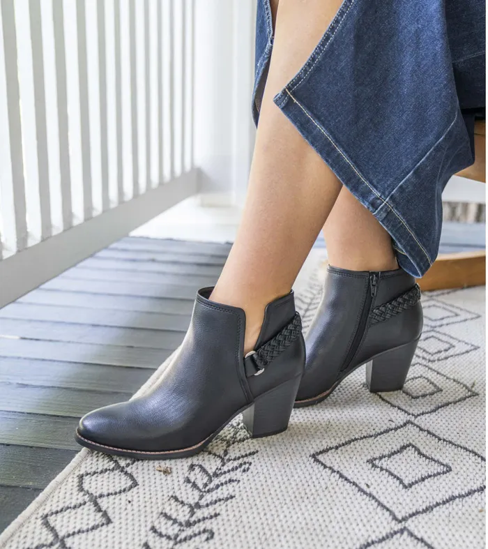 Women Baretraps Booties Charlotte Block Heel Bootie Black